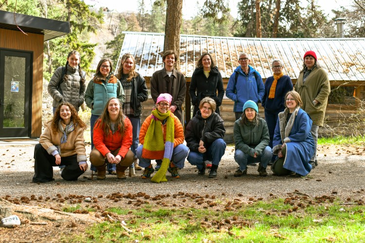 Groupphoto of participants in front of the schoolhouse and woodhaven studio
